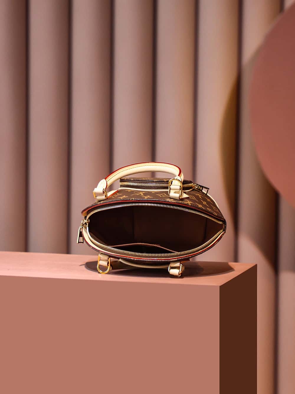 LV復古風高仿包 M46196 Ellipse PM“河蚌包”¥2,480.00-頂級1:1精品高仿包包香港台灣批發價格推薦微信哪裡買