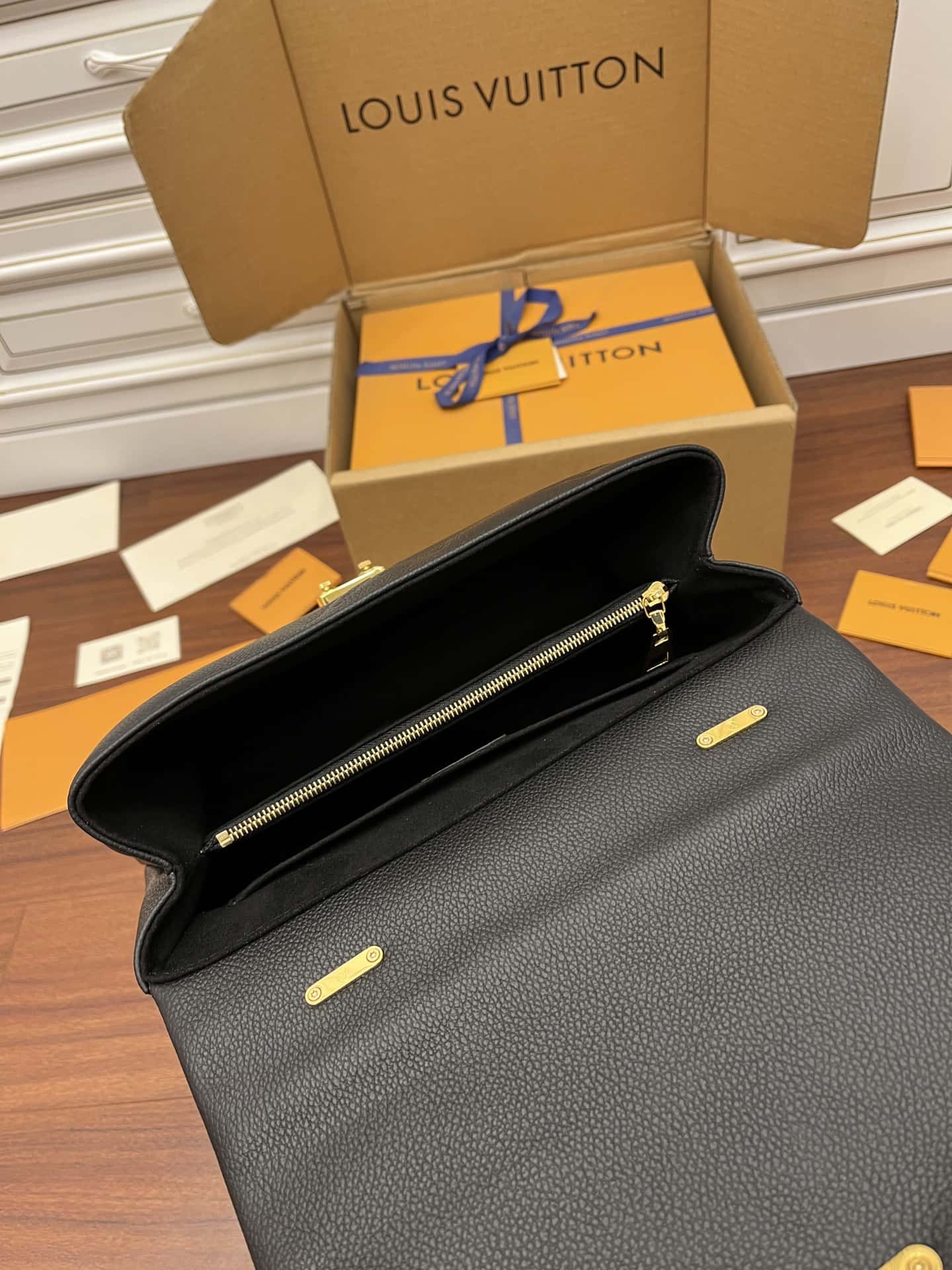 一比一高仿LV M45976特級加強版 Madeleine MM¥2,480.00-頂級1:1精品高仿包包香港台灣批發價格推薦微信哪裡買
