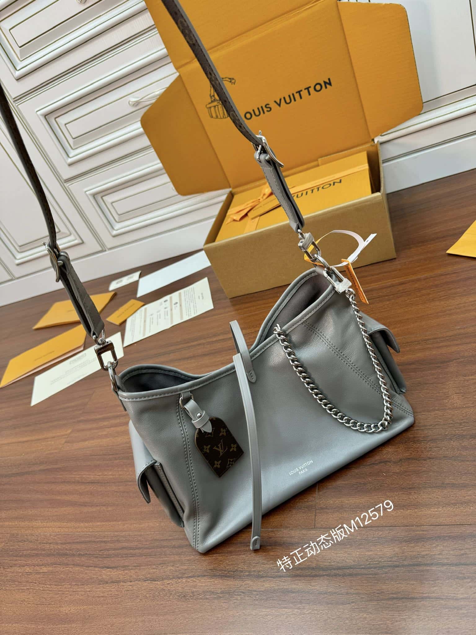 LV一比一高仿包 M12579 當季新款 CARRYALL CARGO 小號手袋¥2,380.00-頂級1:1精品高仿包包香港台灣批發價格推薦微信哪裡買