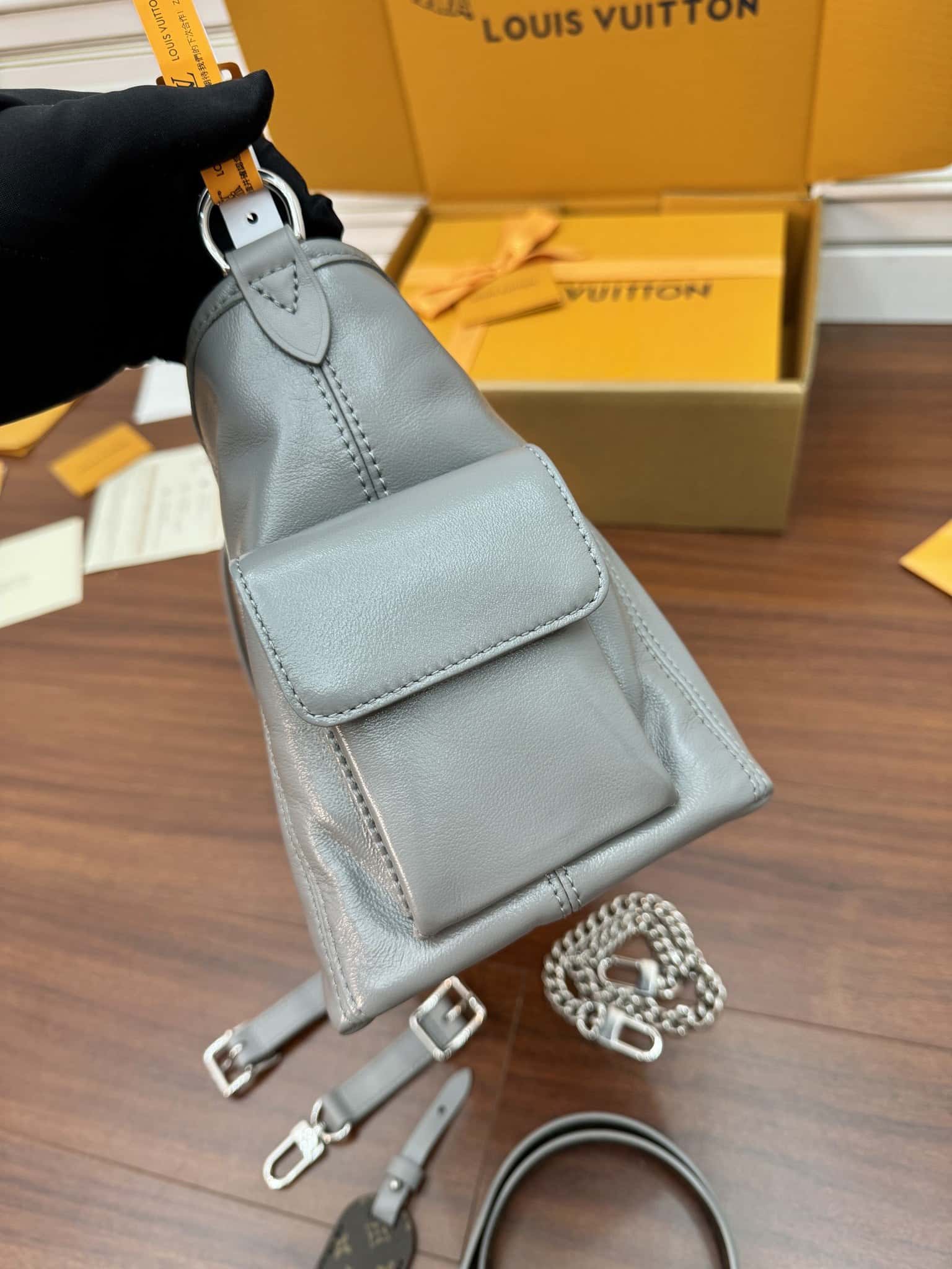 LV一比一高仿包 M12579 當季新款 CARRYALL CARGO 小號手袋¥2,380.00-頂級1:1精品高仿包包香港台灣批發價格推薦微信哪裡買