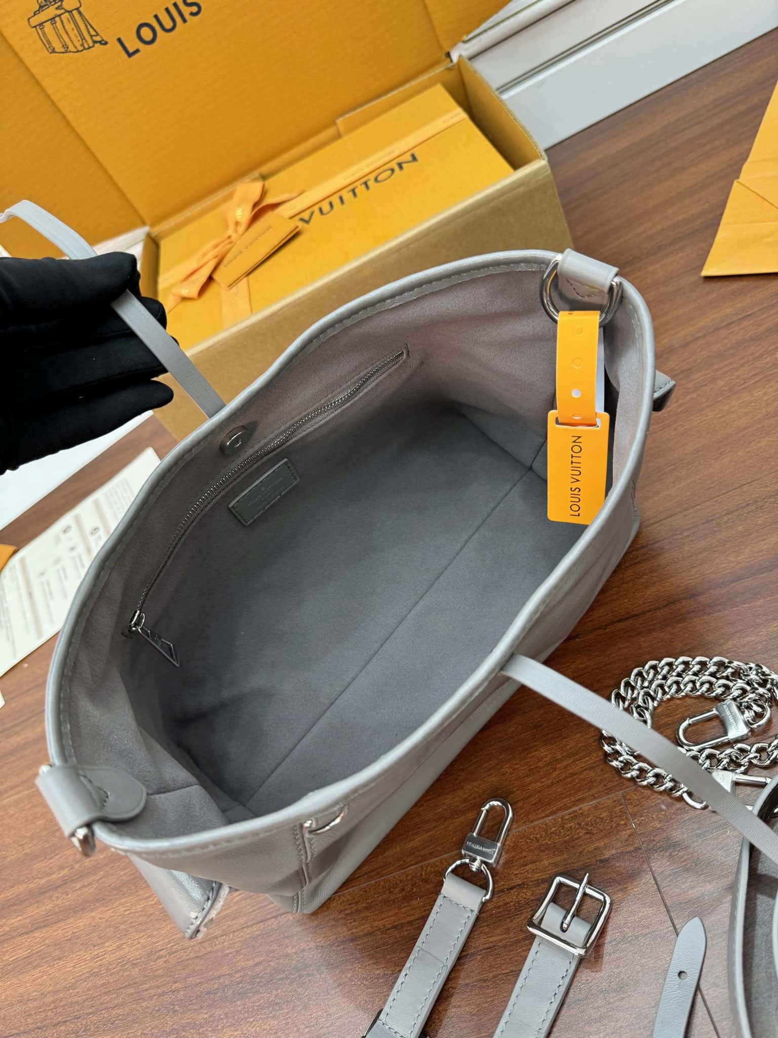 LV一比一高仿包 M12579 當季新款 CARRYALL CARGO 小號手袋¥2,380.00-頂級1:1精品高仿包包香港台灣批發價格推薦微信哪裡買