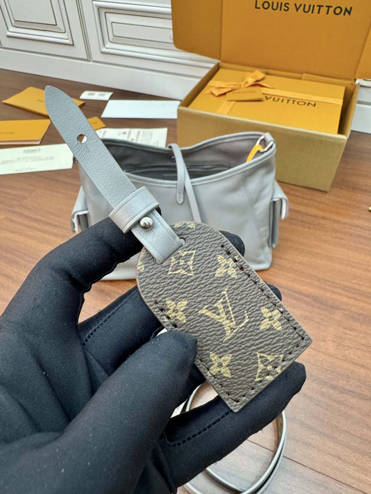 LV一比一高仿包 M12579 當季新款 CARRYALL CARGO 小號手袋¥2,380.00-頂級1:1精品高仿包包香港台灣批發價格推薦微信哪裡買
