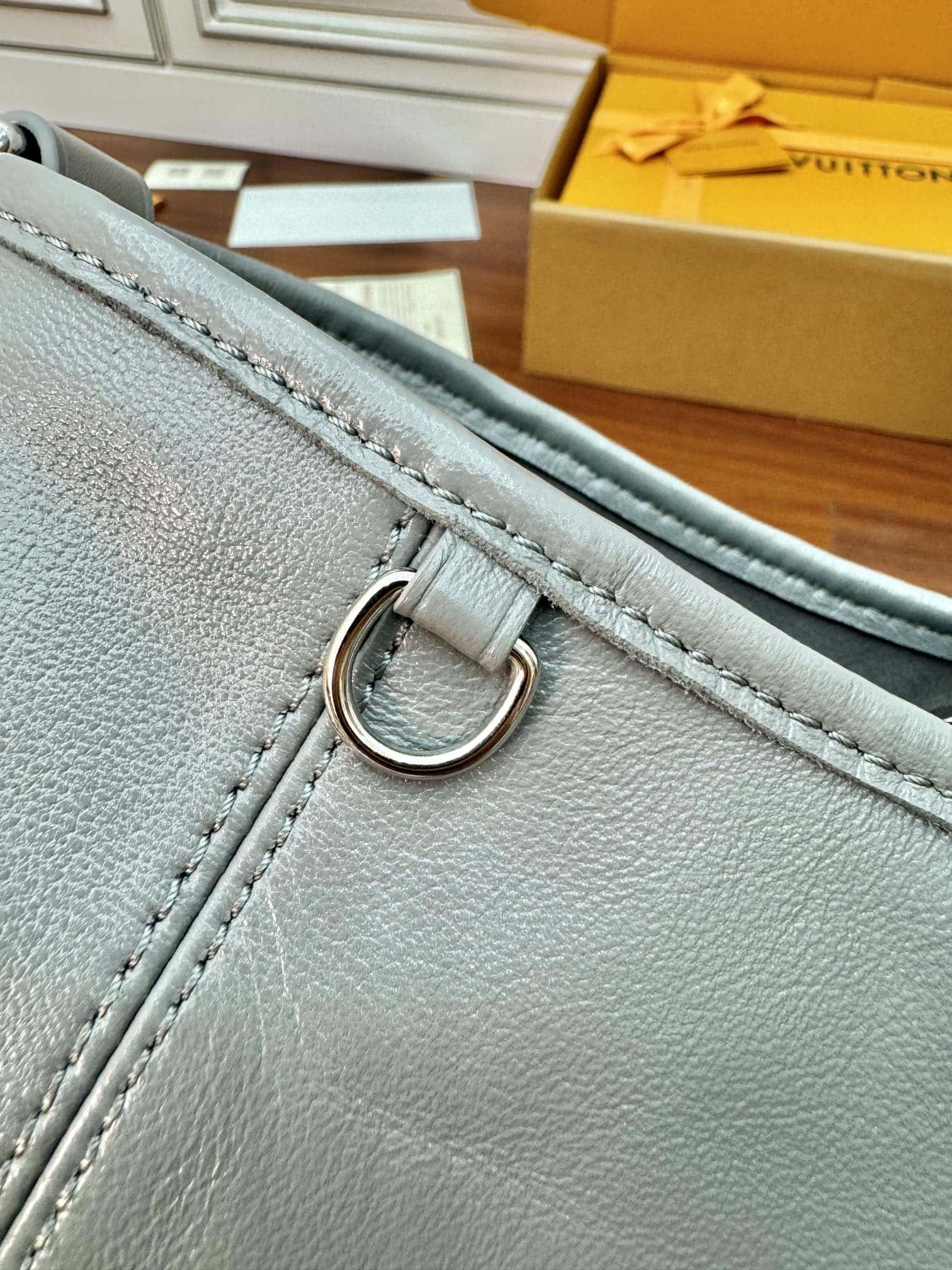 LV一比一高仿包 M12579 當季新款 CARRYALL CARGO 小號手袋¥2,380.00-頂級1:1精品高仿包包香港台灣批發價格推薦微信哪裡買