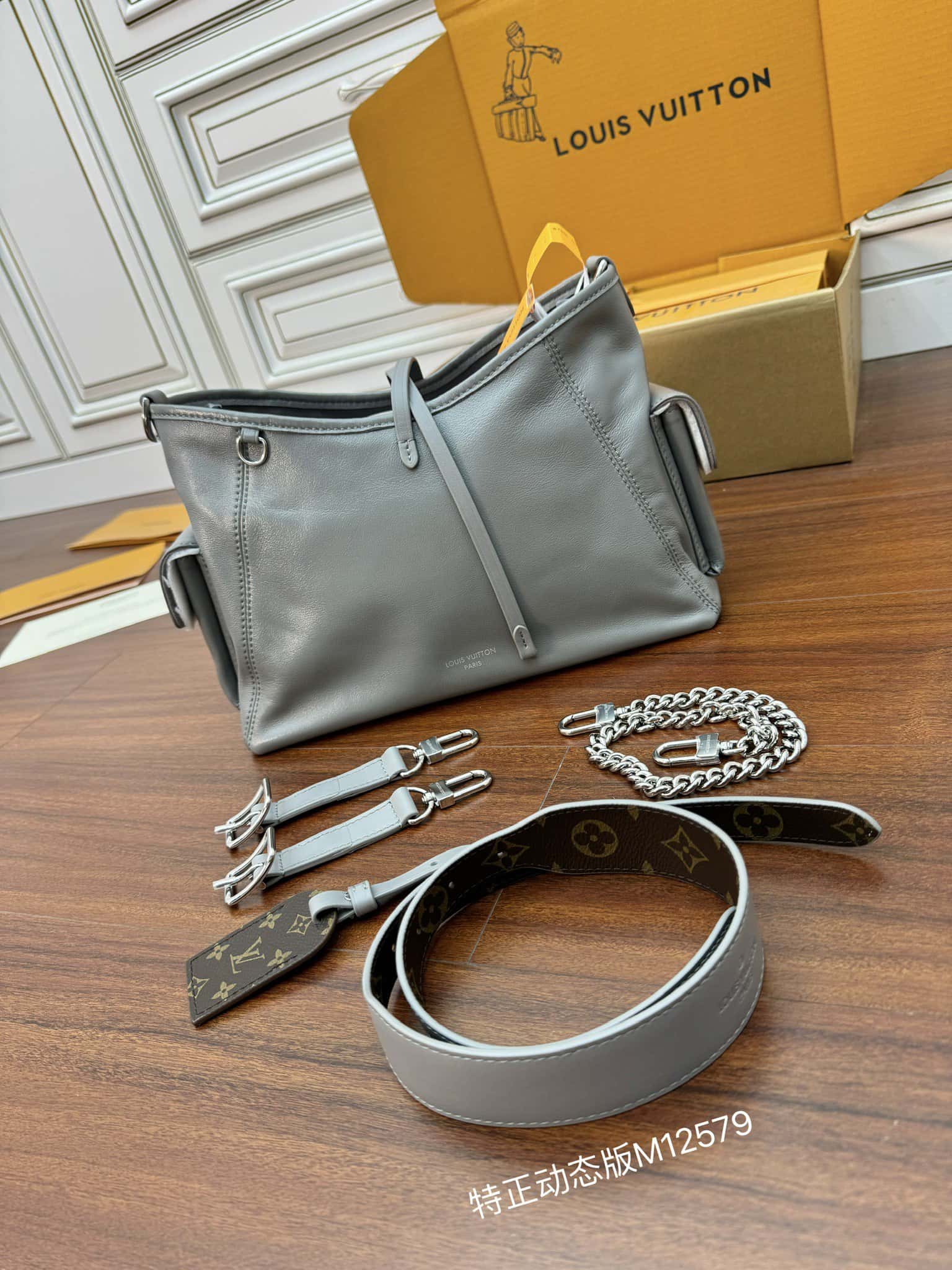 LV一比一高仿包 M12579 當季新款 CARRYALL CARGO 小號手袋¥2,380.00-頂級1:1精品高仿包包香港台灣批發價格推薦微信哪裡買