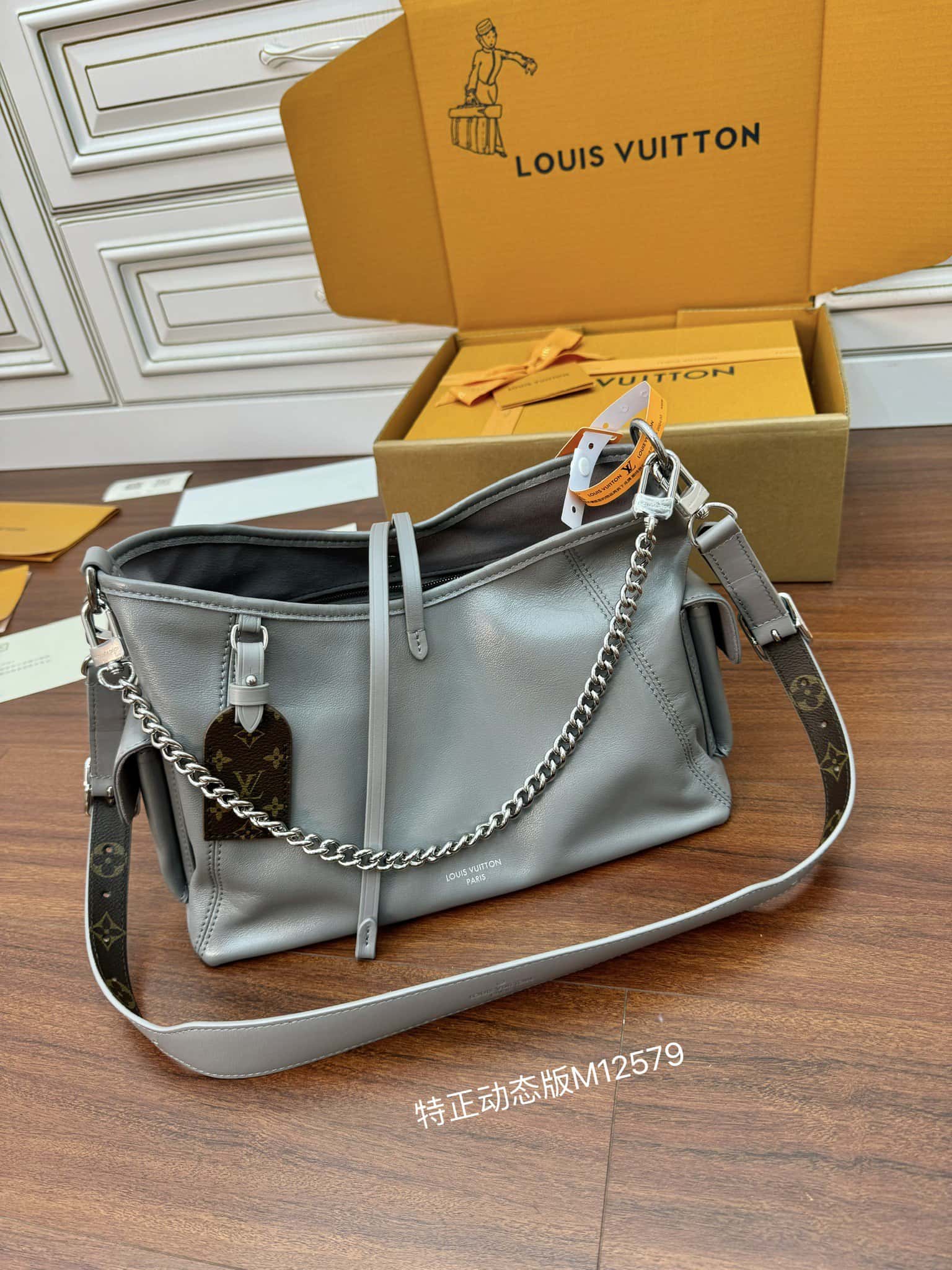 LV一比一高仿包 M12579 當季新款 CARRYALL CARGO 小號手袋¥2,380.00-頂級1:1精品高仿包包香港台灣批發價格推薦微信哪裡買