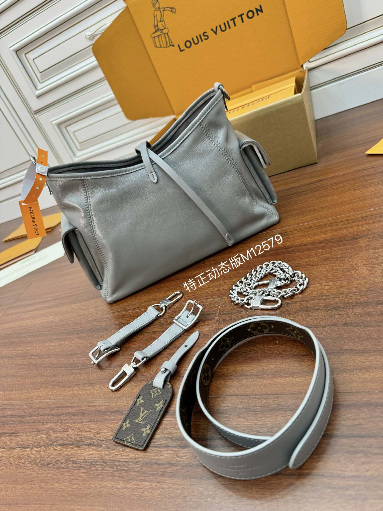 LV一比一高仿包 M12579 當季新款 CARRYALL CARGO 小號手袋¥2,380.00-頂級1:1精品高仿包包香港台灣批發價格推薦微信哪裡買