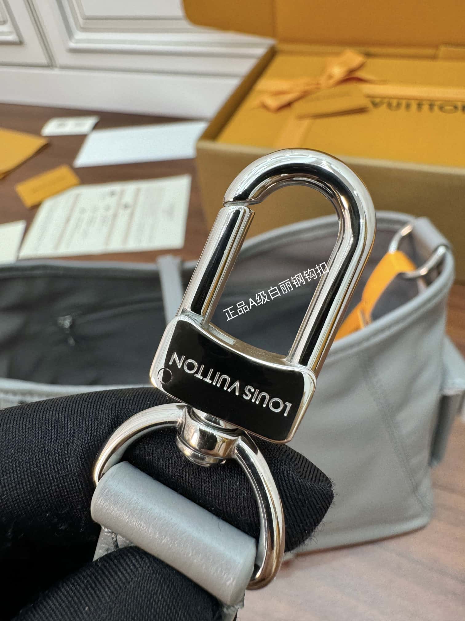 LV一比一高仿包 M12579 當季新款 CARRYALL CARGO 小號手袋¥2,380.00-頂級1:1精品高仿包包香港台灣批發價格推薦微信哪裡買