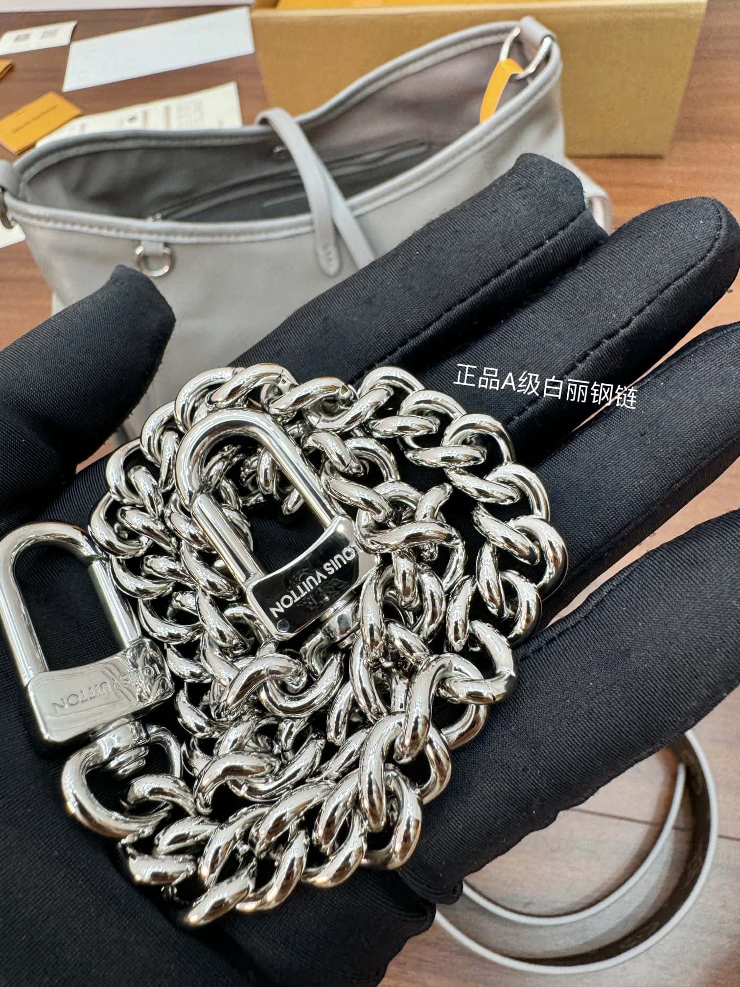 LV一比一高仿包 M12579 當季新款 CARRYALL CARGO 小號手袋¥2,380.00-頂級1:1精品高仿包包香港台灣批發價格推薦微信哪裡買