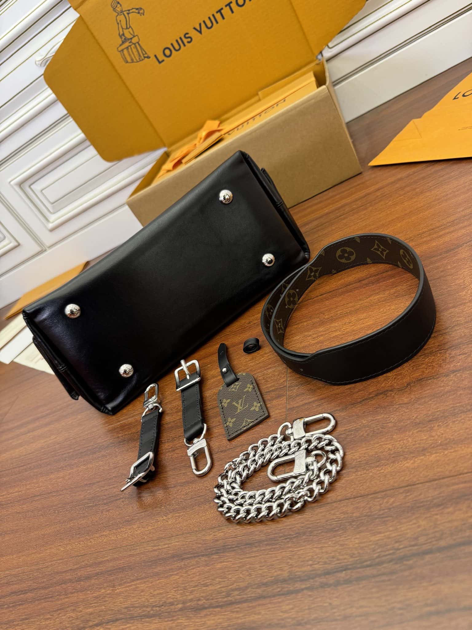 LV M24861 當季新款 CARRYALL CARGO 小號高仿原單手袋¥2,280.00-頂級1:1精品高仿包包香港台灣批發價格推薦微信哪裡買