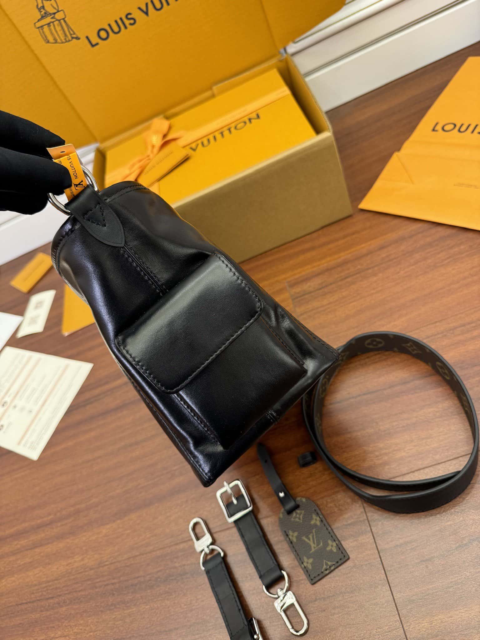 LV M24861 當季新款 CARRYALL CARGO 小號高仿原單手袋¥2,280.00-頂級1:1精品高仿包包香港台灣批發價格推薦微信哪裡買