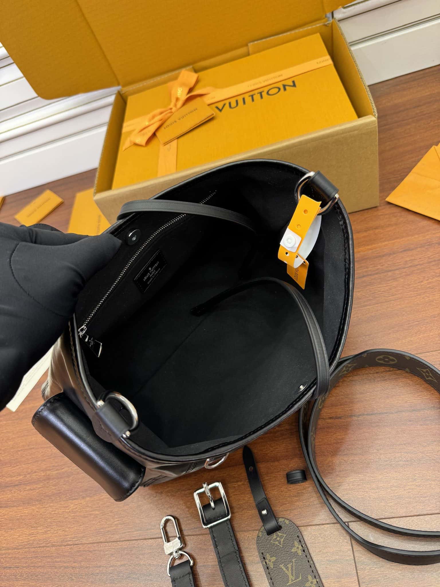 LV M24861 當季新款 CARRYALL CARGO 小號高仿原單手袋¥2,280.00-頂級1:1精品高仿包包香港台灣批發價格推薦微信哪裡買