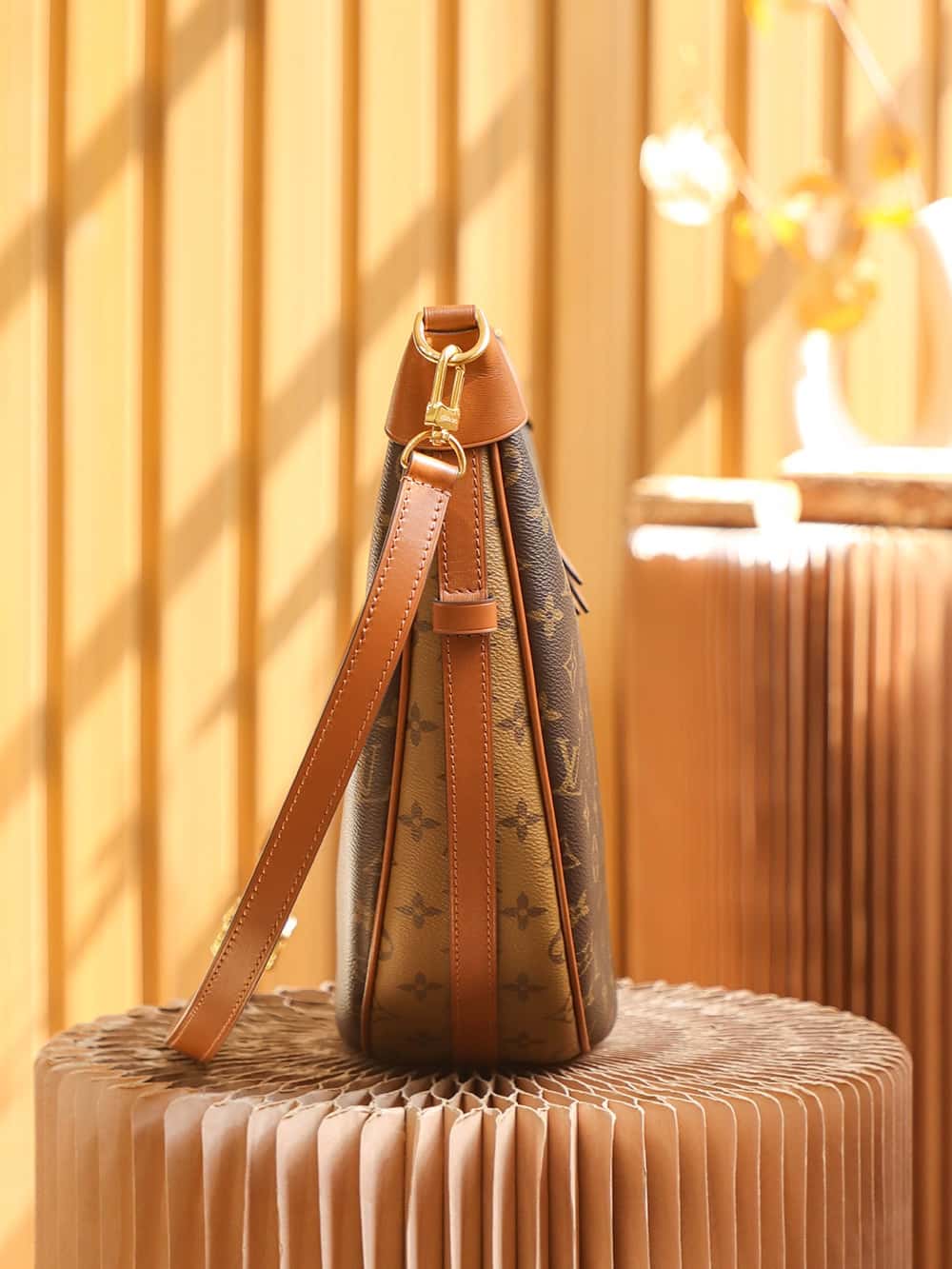 頂級高仿包LV M46311 LOOP HOBO BAG 走秀款大碗豆包¥2,280.00-頂級1:1精品高仿包包香港台灣批發價格推薦微信哪裡買