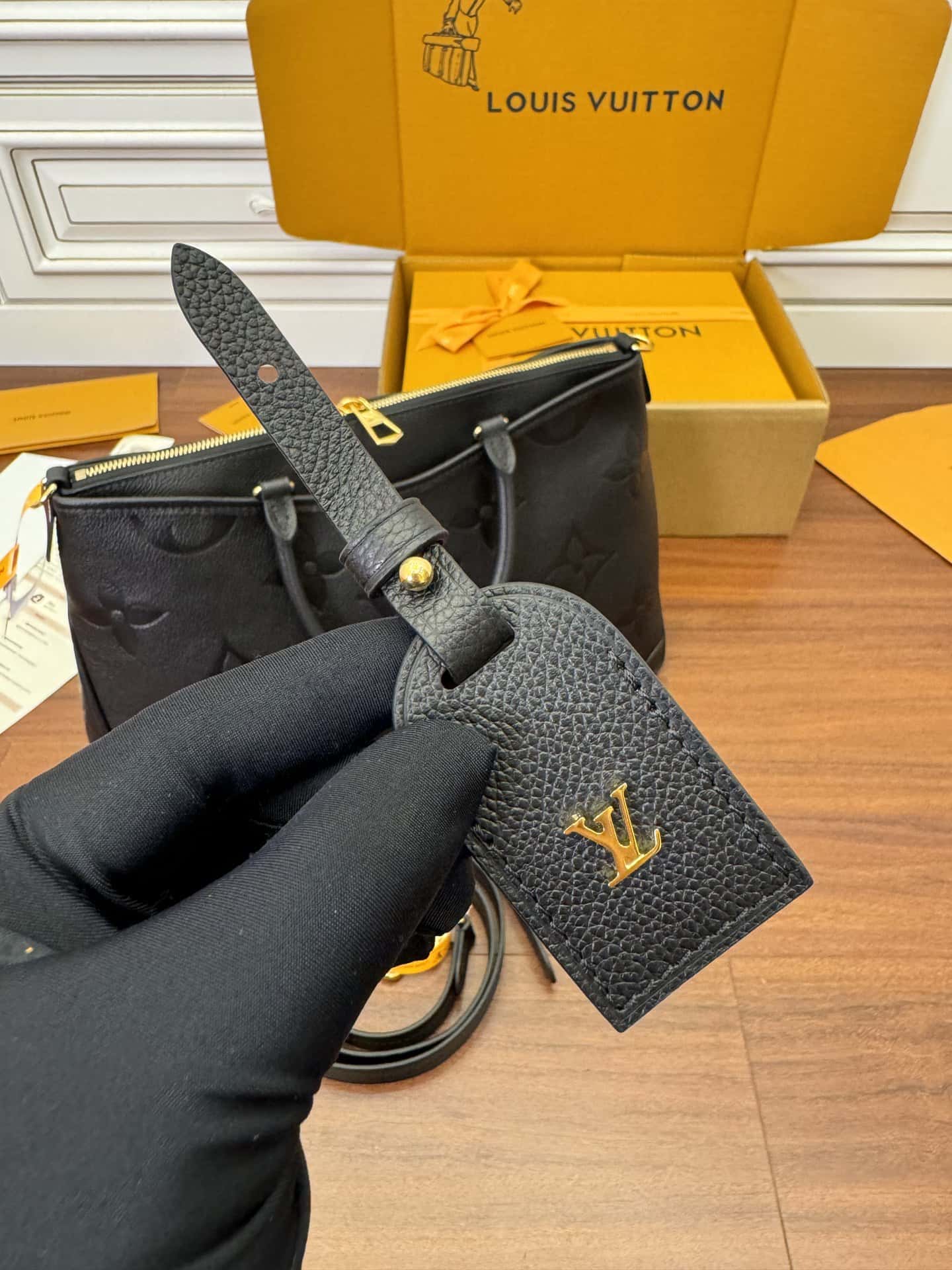 專櫃同步高仿包LV M46487 Trianon MM A級高品質出品¥2,480.00-頂級1:1精品高仿包包香港台灣批發價格推薦微信哪裡買