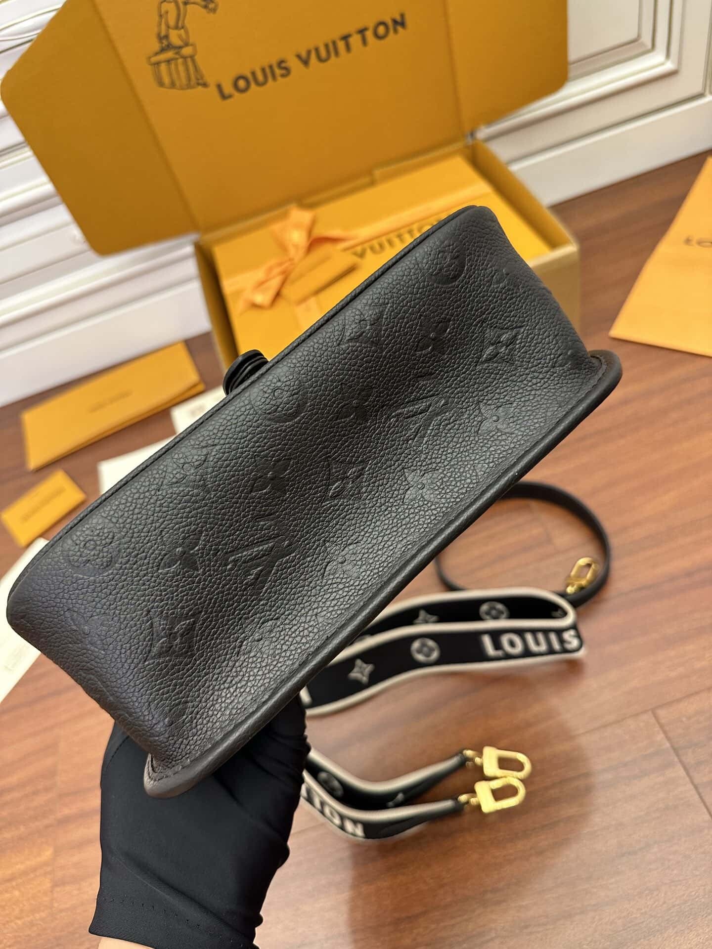 LV高仿包 M46386 DIANE 手袋意大利A級樹膏皮¥2,480.00-頂級1:1精品高仿包包香港台灣批發價格推薦微信哪裡買
