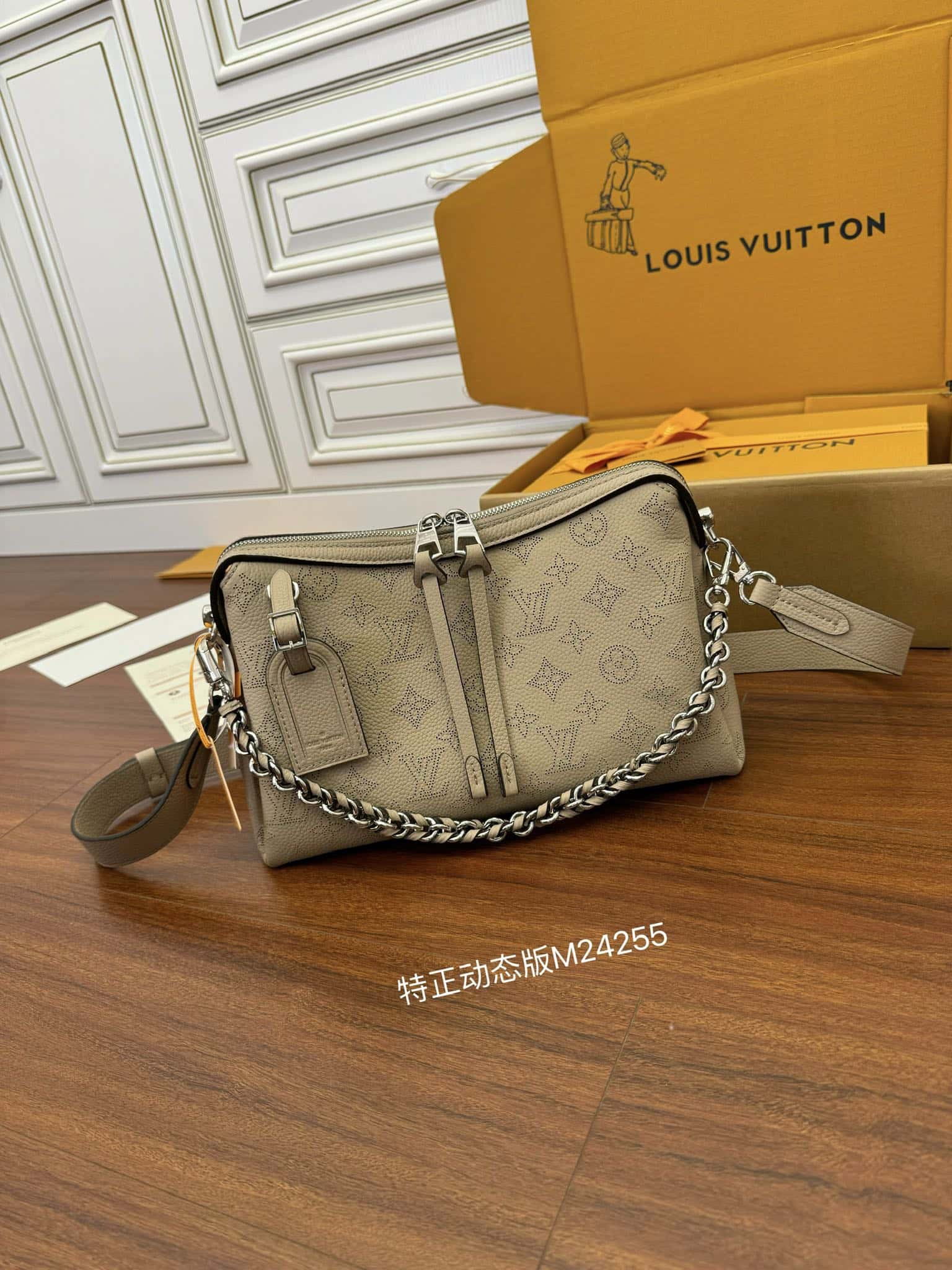 LV專櫃同步高仿包 M24255 HAND IT ALL 小號手袋¥2,480.00-頂級1:1精品高仿包包香港台灣批發價格推薦微信哪裡買