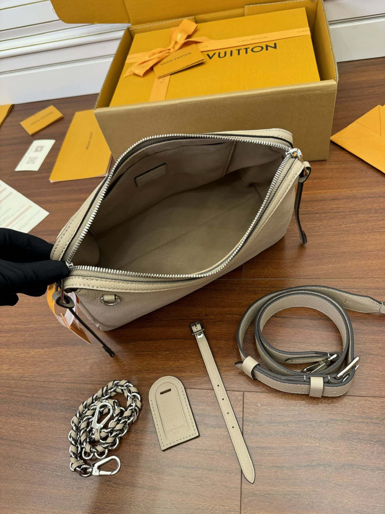 LV專櫃同步高仿包 M24255 HAND IT ALL 小號手袋¥2,480.00-頂級1:1精品高仿包包香港台灣批發價格推薦微信哪裡買