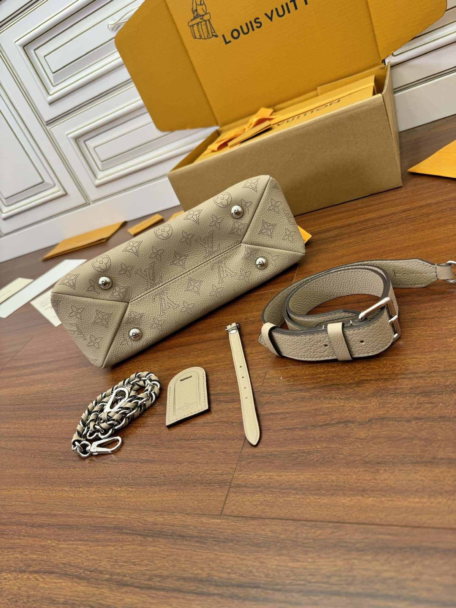 LV專櫃同步高仿包 M24255 HAND IT ALL 小號手袋¥2,480.00-頂級1:1精品高仿包包香港台灣批發價格推薦微信哪裡買