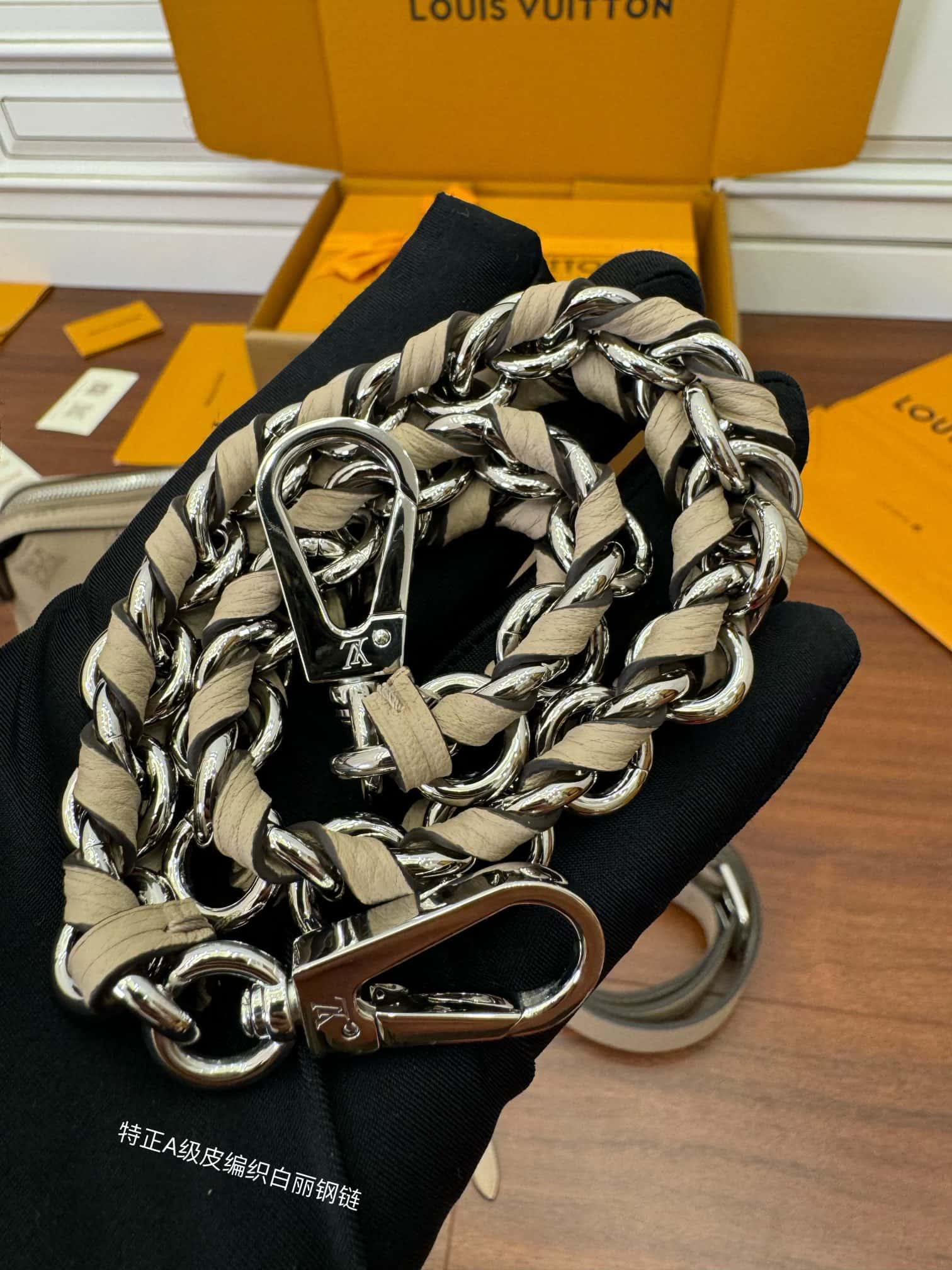 LV專櫃同步高仿包 M24255 HAND IT ALL 小號手袋¥2,480.00-頂級1:1精品高仿包包香港台灣批發價格推薦微信哪裡買