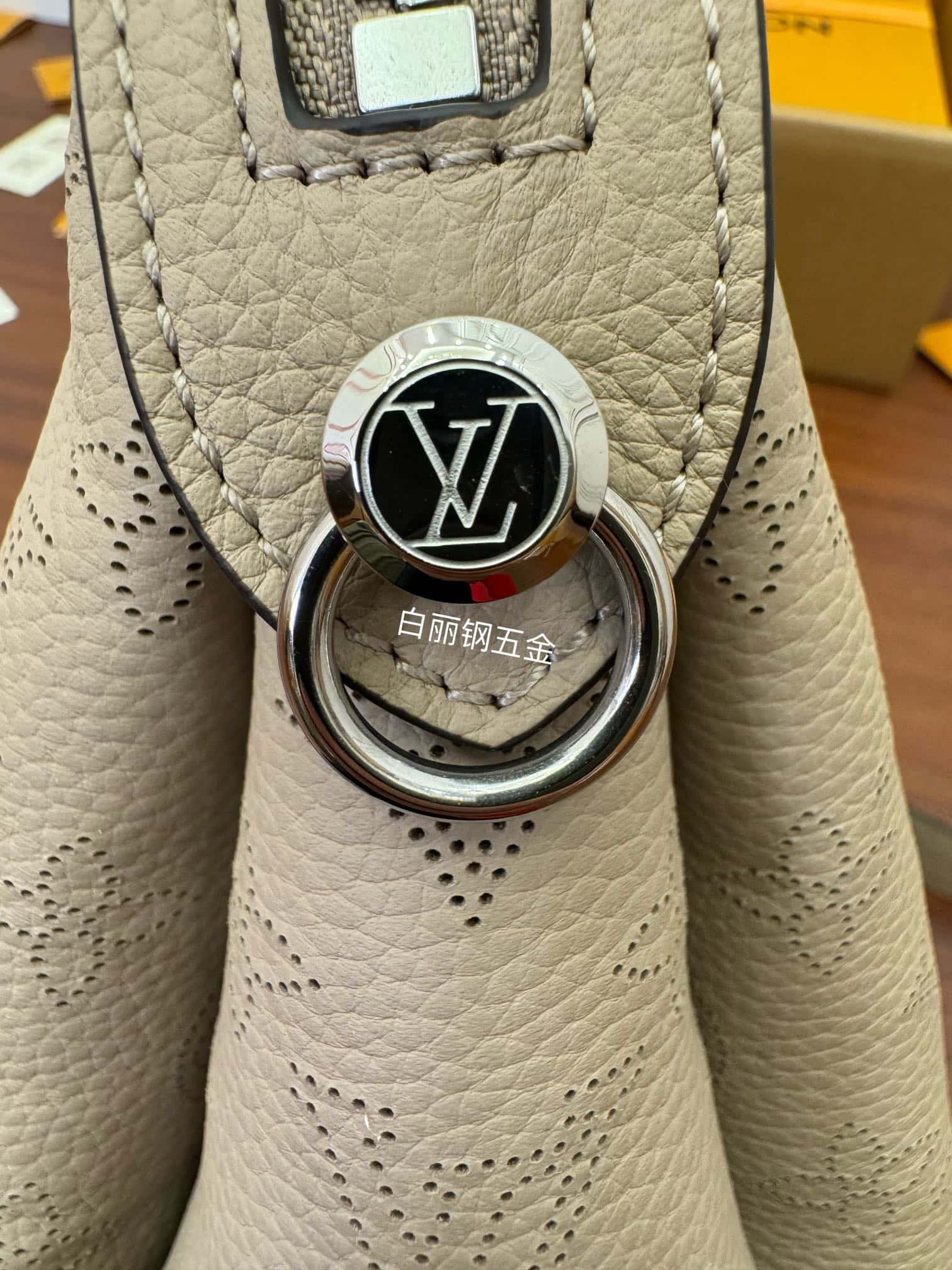 LV專櫃同步高仿包 M24255 HAND IT ALL 小號手袋¥2,480.00-頂級1:1精品高仿包包香港台灣批發價格推薦微信哪裡買