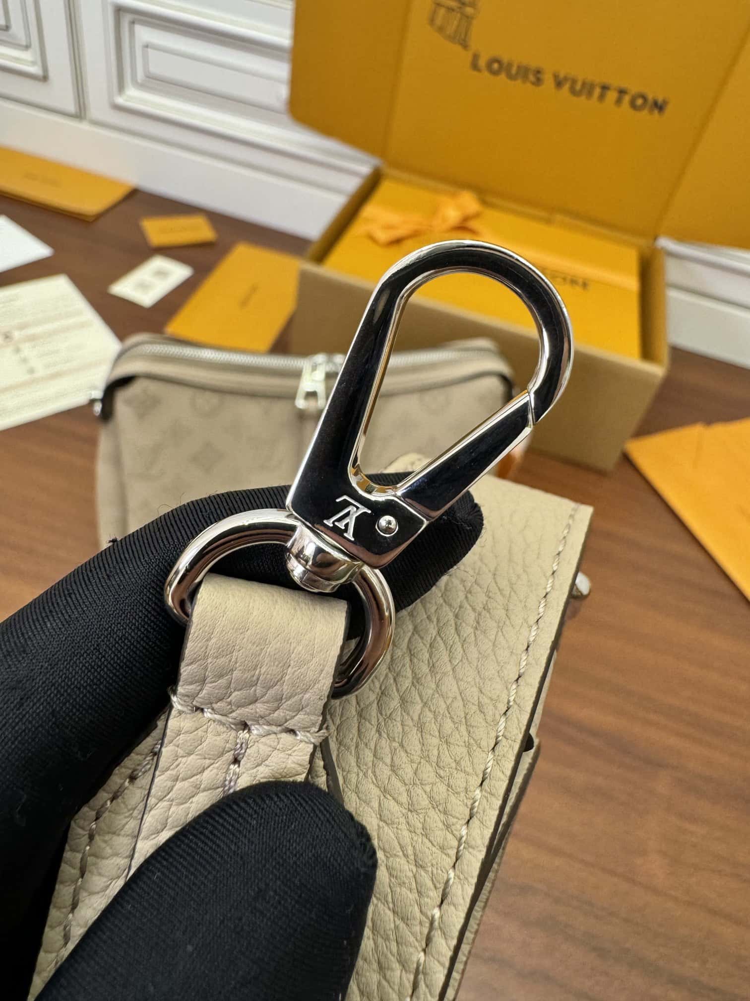 LV專櫃同步高仿包 M24255 HAND IT ALL 小號手袋¥2,480.00-頂級1:1精品高仿包包香港台灣批發價格推薦微信哪裡買