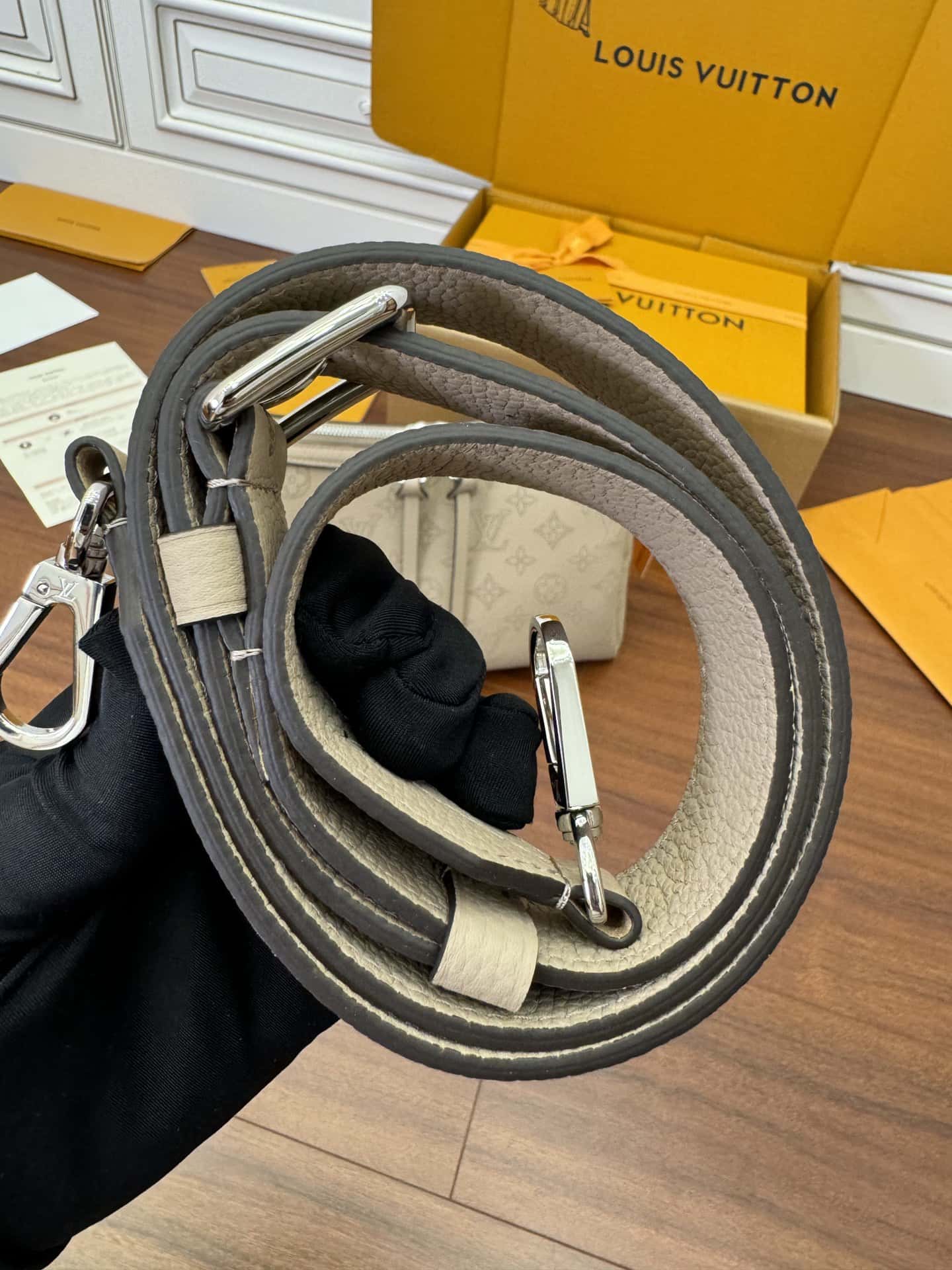 LV專櫃同步高仿包 M24255 HAND IT ALL 小號手袋¥2,480.00-頂級1:1精品高仿包包香港台灣批發價格推薦微信哪裡買