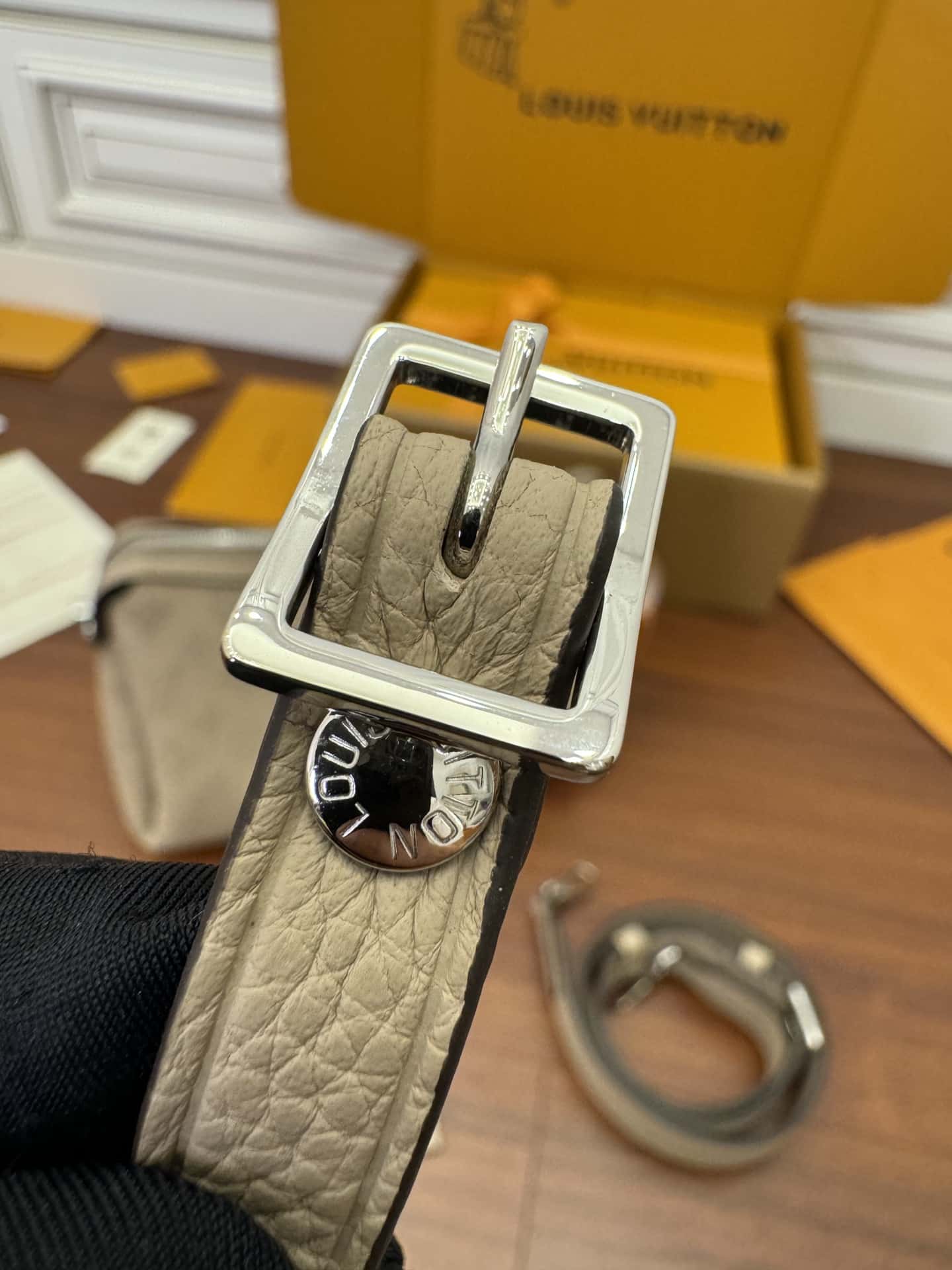 LV專櫃同步高仿包 M24255 HAND IT ALL 小號手袋¥2,480.00-頂級1:1精品高仿包包香港台灣批發價格推薦微信哪裡買